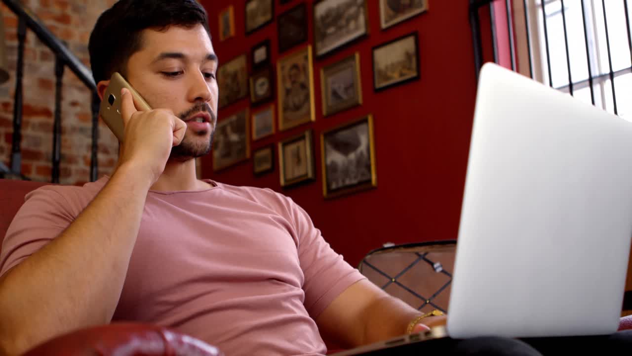 남성 고객이 휴대 전화 4k로 이야기하고 있습니다.