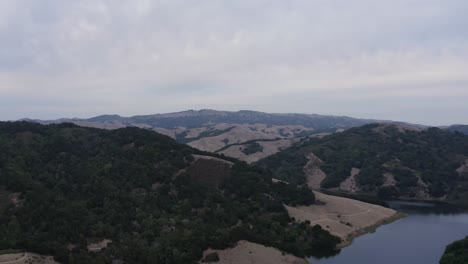 Ver-Las-Largas-Sombras-De-Las-Montañas-Nubladas-Cerca-Del-Río