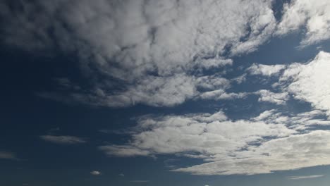 Impresionante-Lapso-De-Tiempo-De-Nubes-En-El-Cielo-Hacia-El-Atardecer