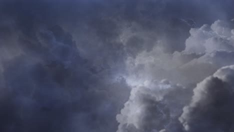 4k 厚的 cumulonimbus 雲在黑暗的天空和雷暴中