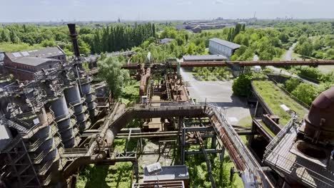 Sonniger-Tag-Auf-Dem-Gelände-Des-Landschaftsparks-Duisburg-Nord-Vom-Hochofenturm-Hinunter-Auf-Das-Gelände