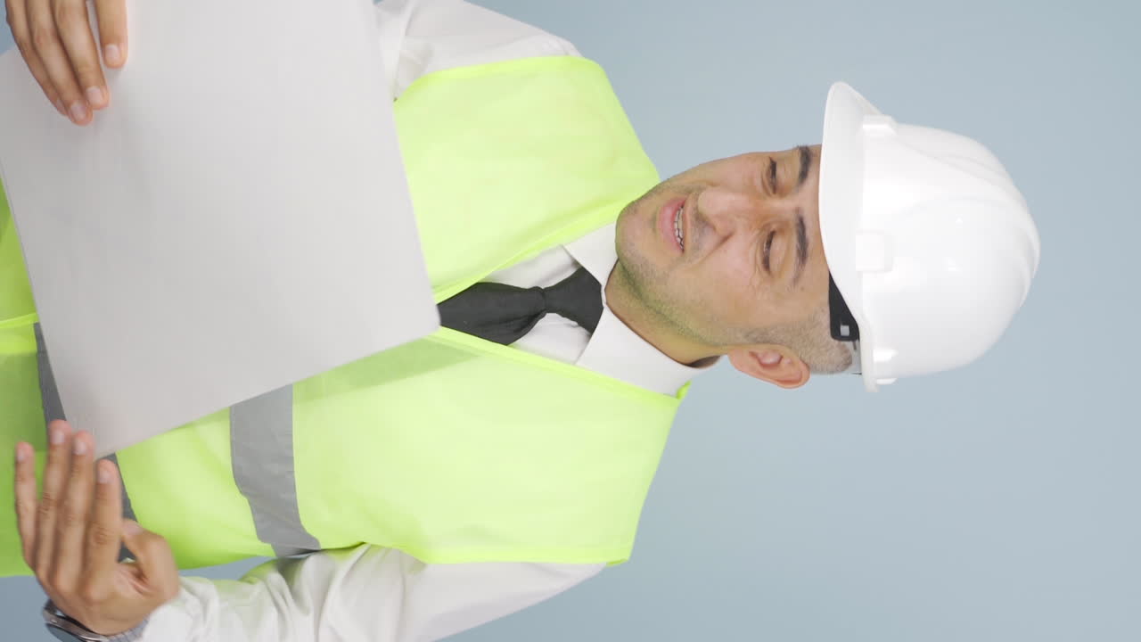 video vertical de un ingeniero fracasado.