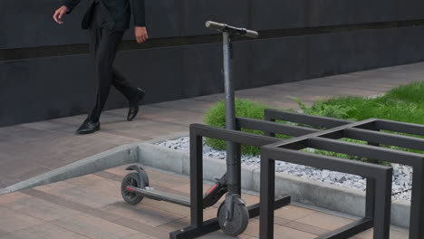 hombre de negocios usando scooter eléctrico en la ciudad