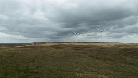 drone luchtfoto van een windpark en windturbines draaien in de wind-3