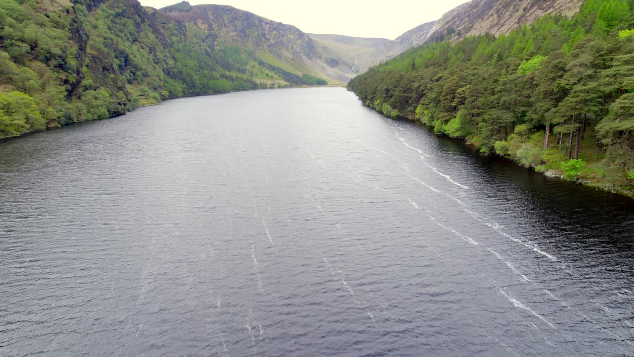 glendalough, 아일랜드에 있는 위 호수의 조감도