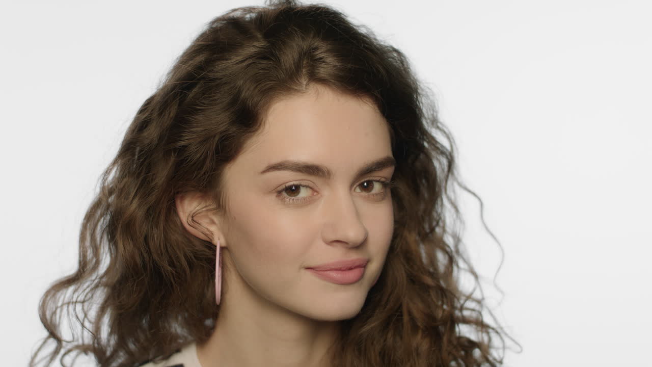 rostro de mujer misteriosa. primer plano de mujer alegre posando sobre un fondo blanco