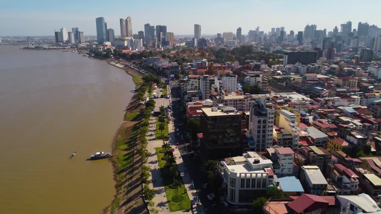 vista aérea del horizonte de la ciudad de phnom penh y el río tonle sap, belleza urbana y ribereña.
