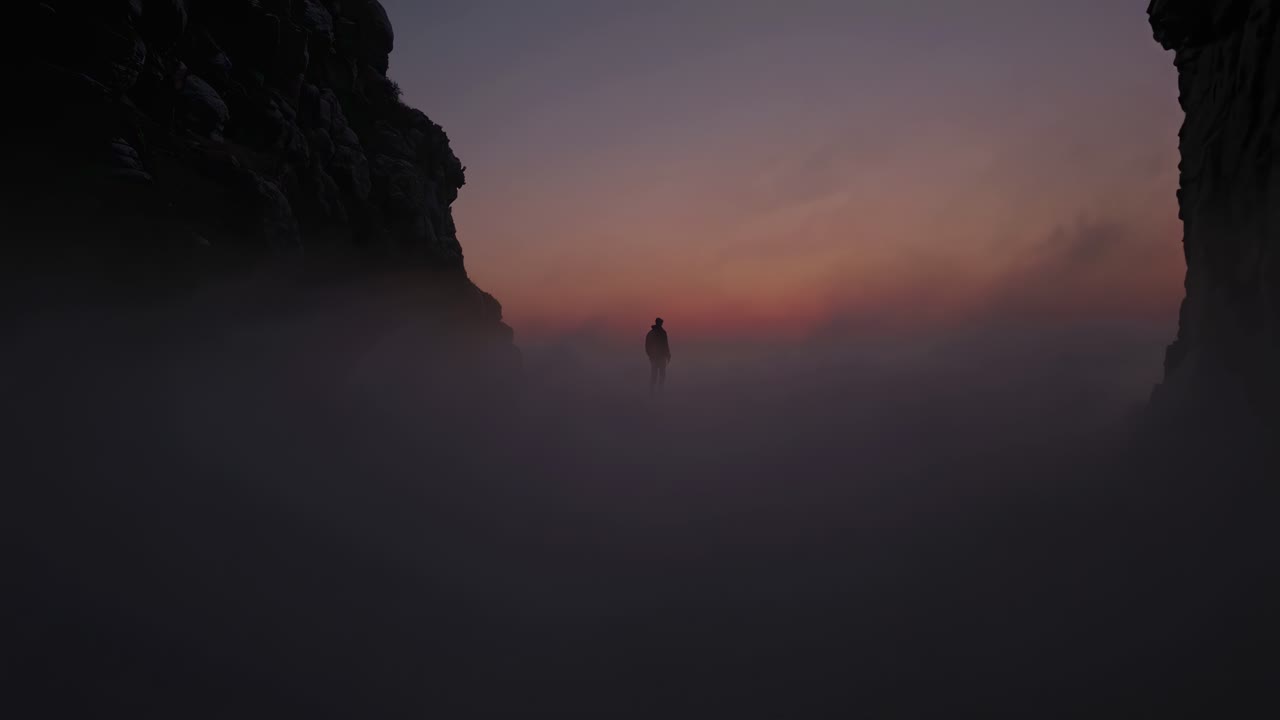 Silueta de una persona en una densa niebla, creando una atmósfera misteriosa e inquietante.