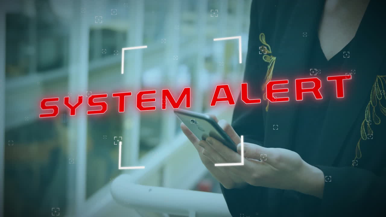 스마트폰을 사용하는 백인 사업가 여성에 대한 시스템 해킹 텍스트 및 데이터 처리의 애니메이션