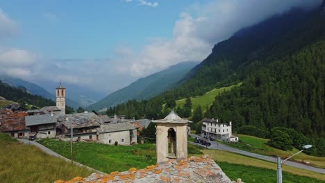 Casas,-Edificios-Y-Rutas-De-Transporte,-Busca-Cerca-De-Los-Alpes-Cotianos,-Italia