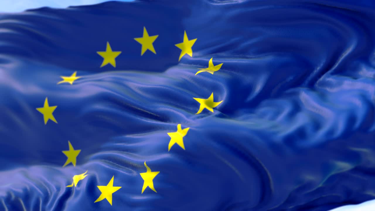 Euroopan unionin lippu, EU-lippu tangolla, Euroopan unionin lippu liehuu, keltainen tähti sinisellä taustalla sinisen taivaan ja pilvien kera