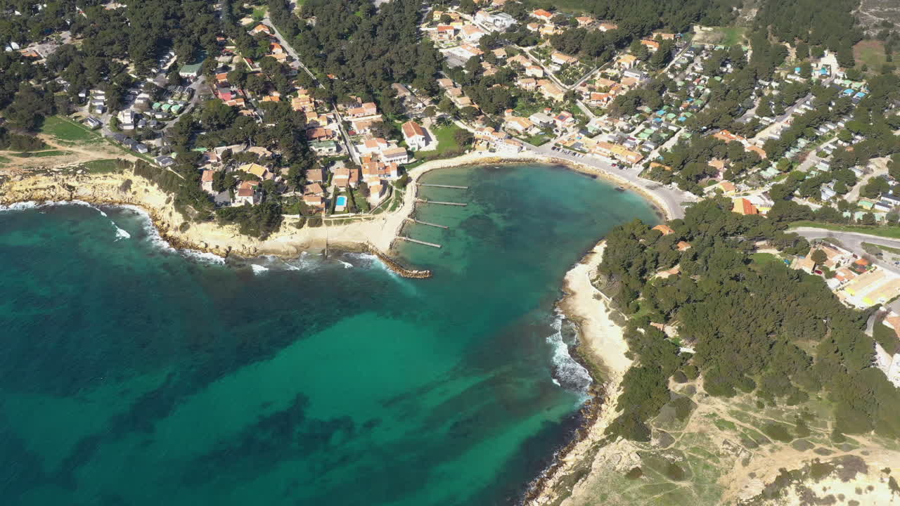 Vista aérea da costa azul mediterrânea, camping Calanque des Tamaris.