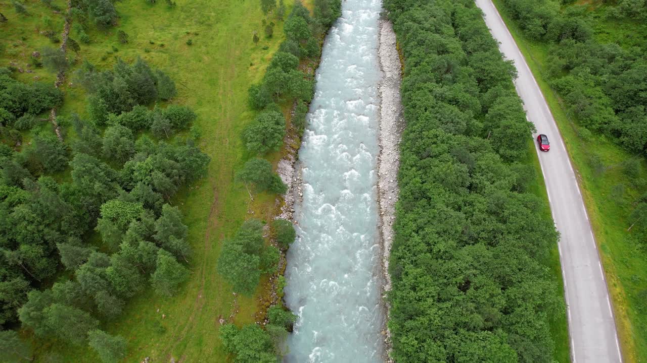 река и дорога возле ледника бриксдален