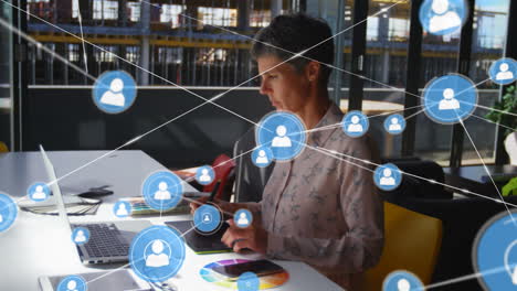 animación de la red de conexiones con las personas iconos sobre mujer de negocios caucásica usando computadora portátil