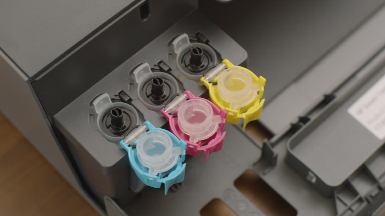 간단한 사무용 프린터의 일부 컬러 잉크 클로즈업