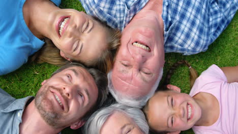 Familia-Extendida-Sonriendo-En-El-Jardín