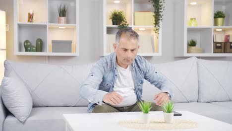 el hombre que sufre de la separación.