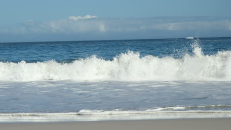 una poderosa ola se estrelló en la playa.