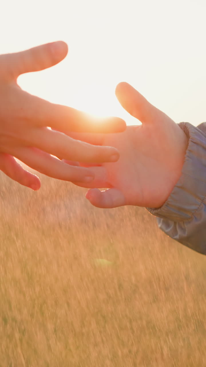 농촌에서 비가 오는 동안 아이들이 손을 잡고 놀고, 에서 따뜻한 봄의 폭풍우에 함께 놀고, 행복한 어린 시절.