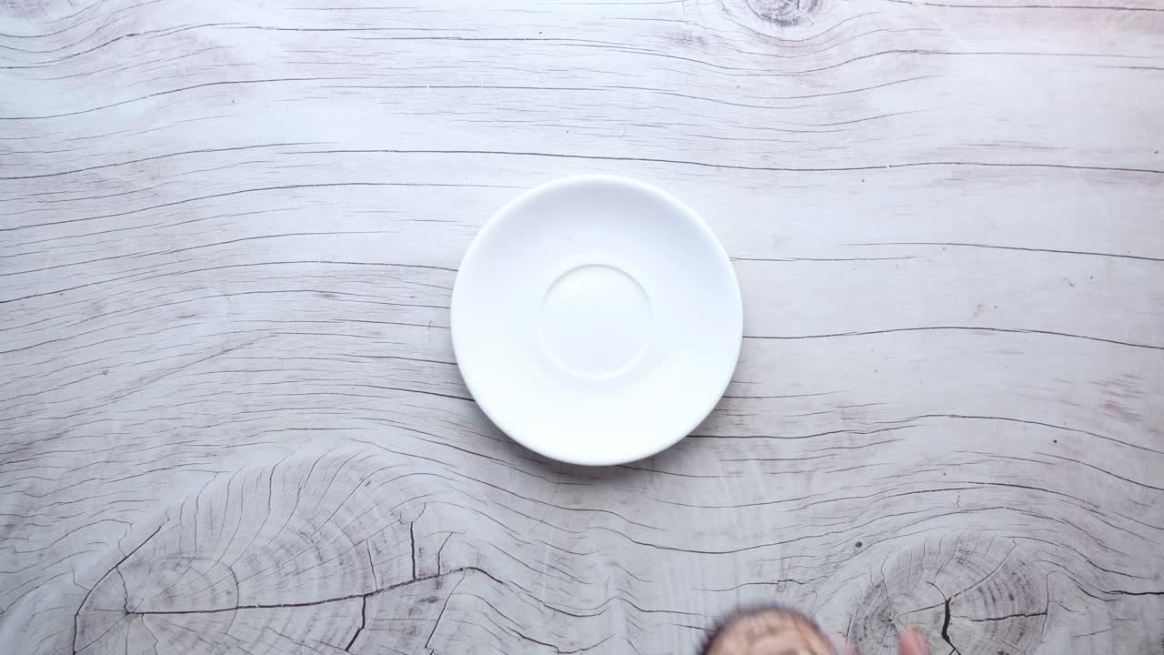 접시 위 에 컵케이크 를 들고 있는 손