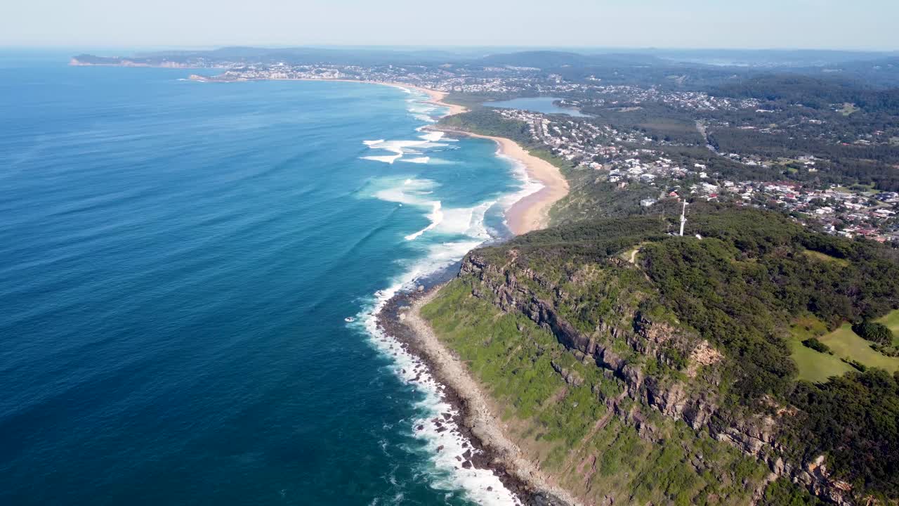 드론 팬 하늘 전화 타워 포레스터스 비치 wyrrabalong 국립 공원 해안선 중앙 해안 nsw 호주 3840x2160 4k의 샷