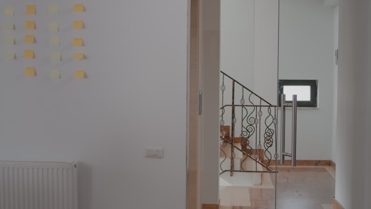 hombre empresario subiendo escaleras sosteniendo comida para llevar bolsa de papel y café