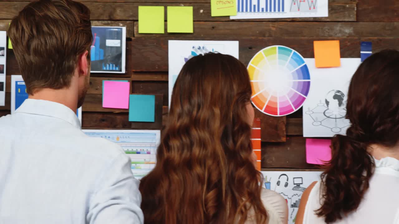 ejecutivos de negocios discutiendo sobre notas adhesivas y gráficos