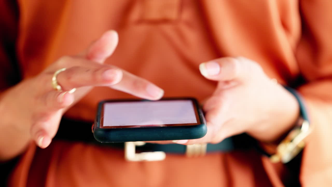 una mujer navegando en línea y buscando