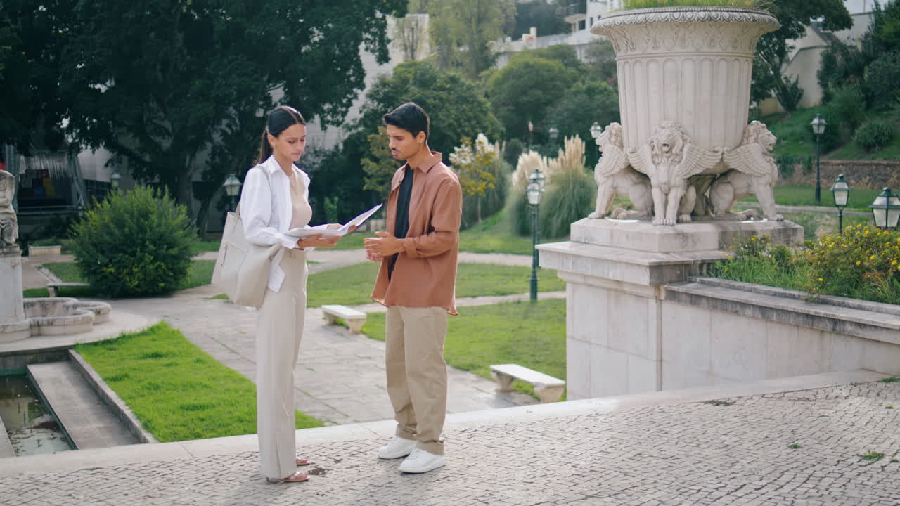 성공한 부부는 비즈니스 서류와 함께 공원을 운영합니다. 파트너는 문서를 분석합니다.