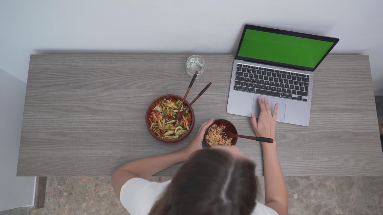 Woman eating lunch at her desk