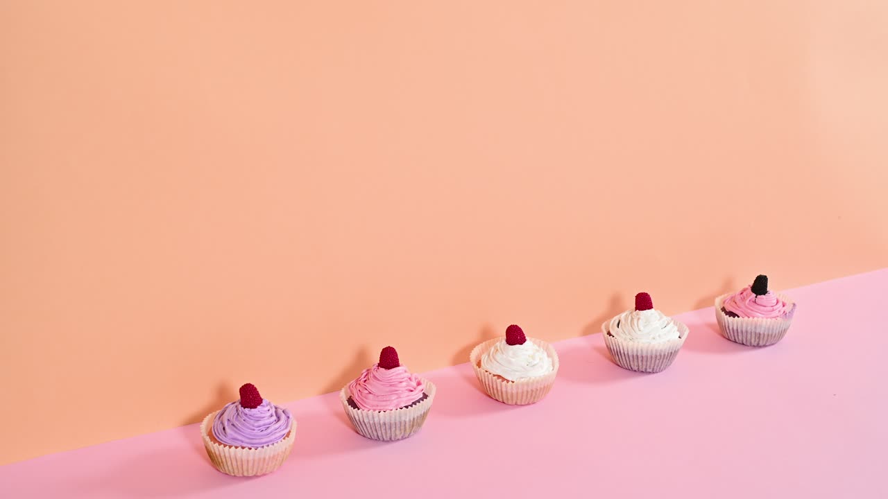 deliciosos pasteles con frambuesa y crema cambiando de lugar en el tema rosa naranja. detenga el movimiento