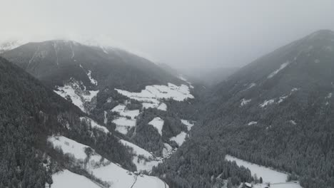 Dunkler,-Launischer-Schneesturm-In-Den-Italienischen-Alpen,-Man-Sieht-Ein-Kaltes-Tal-Und-Dorf