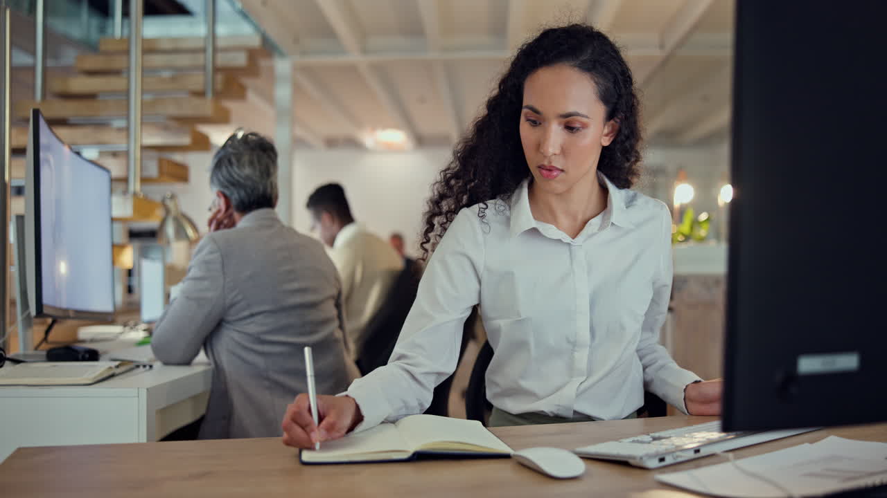 escritura, planificación y mujer de negocios en la computadora