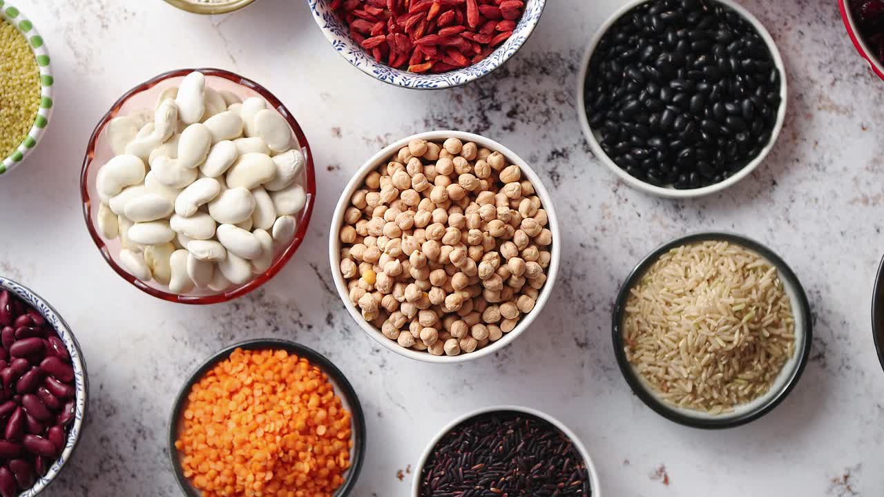 그릇에 담긴 유기농 슈퍼푸드 구색