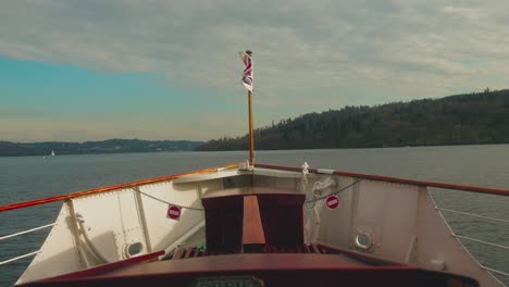 Vor-Dem-Boot-Mit-Der-Englischen-Flagge,-Die-Im-Wind-Weht