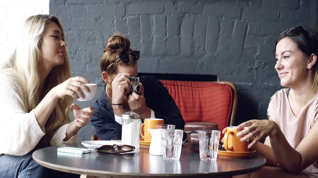 fotógrafo tomando una fotografía con una cámara retro vintage