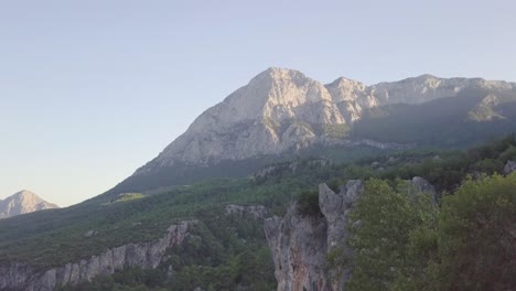El-Sol-De-La-Madrugada-Golpea-Las-Montañas-Escarpadas-Del-Punto-De-Acceso-De-Escalada-Geyikbayiri-En-Antalya,-Turquía