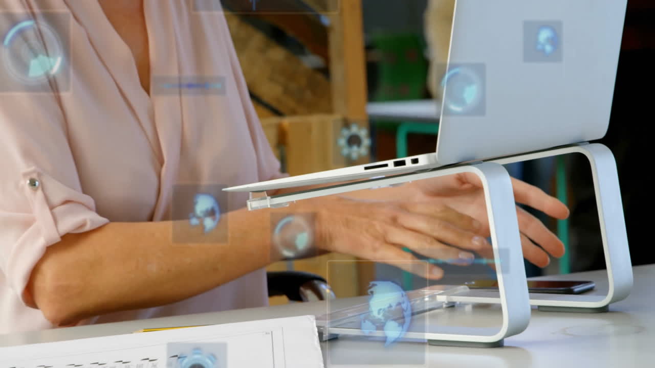 animación de procesamiento de datos con escaneo de alcance sobre mujer de negocios caucásica usando computadora portátil en la oficina