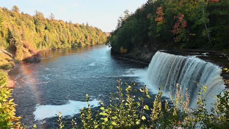 Blick-Auf-Die-Tahquamenon-Wasserfälle-Mit-Regenbogen-Im-Nebel-Im-Herbst