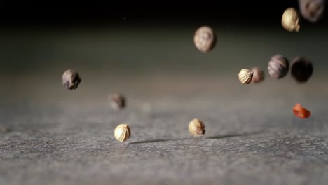 granos de pimienta mezclados en cámara súper lenta. granos de pimienta mezclados secos de cerca.