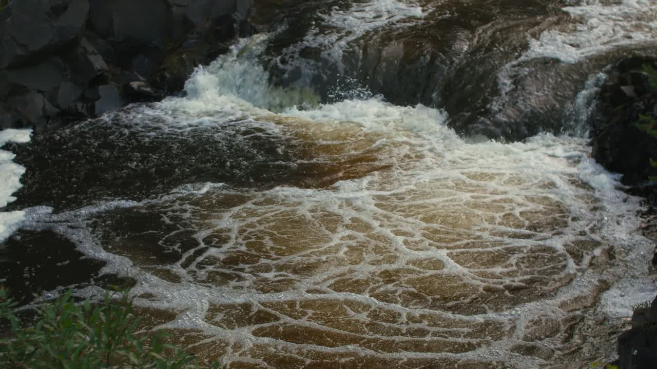 cascada poderosa corriente de agua con espuma y rocas en 4k 50 fps lista para cámara lenta