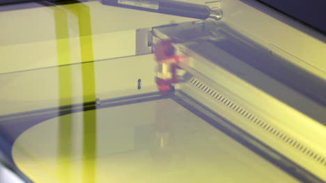 el corte por láser es una tecnología que utiliza un láser para vaporizar materiales