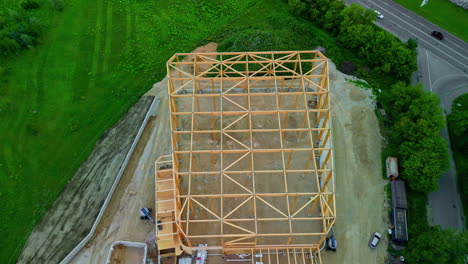 Construcción-De-Marcos-De-Madera-De-Un-Gran-Almacén-O-Edificio-Industrial---Vista-Aérea