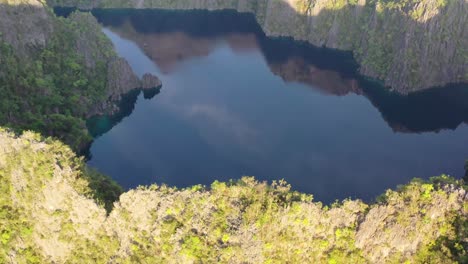 vista aérea de las montañas de piedra caliza en coron, palawan, filipinas