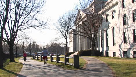 un estudiante trota por el campus