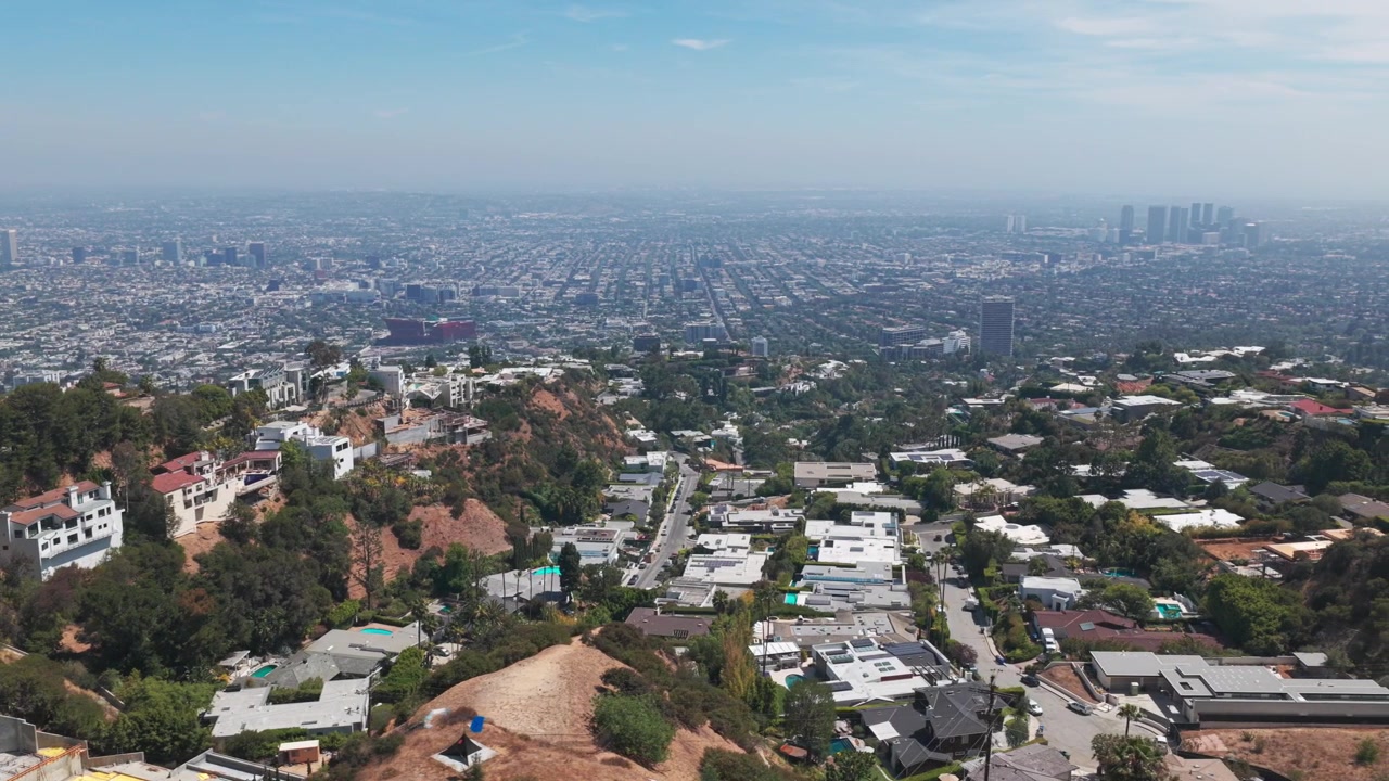 Ripresa aerea bassa con carrello dell'esclusivo quartiere Doheny Estates a Beverly Hills, California. 4K