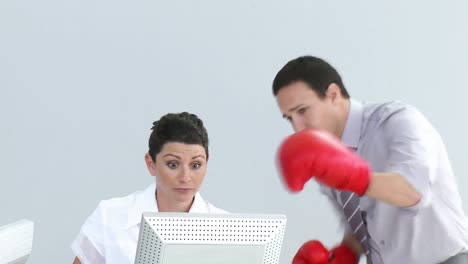 gerente furioso usando guantes hablando con una mujer