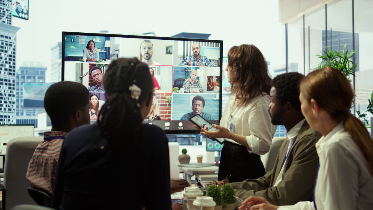 이사회 구성원들이 주주들과 온라인 비디오 통화를 통해 논의하고 있습니다.