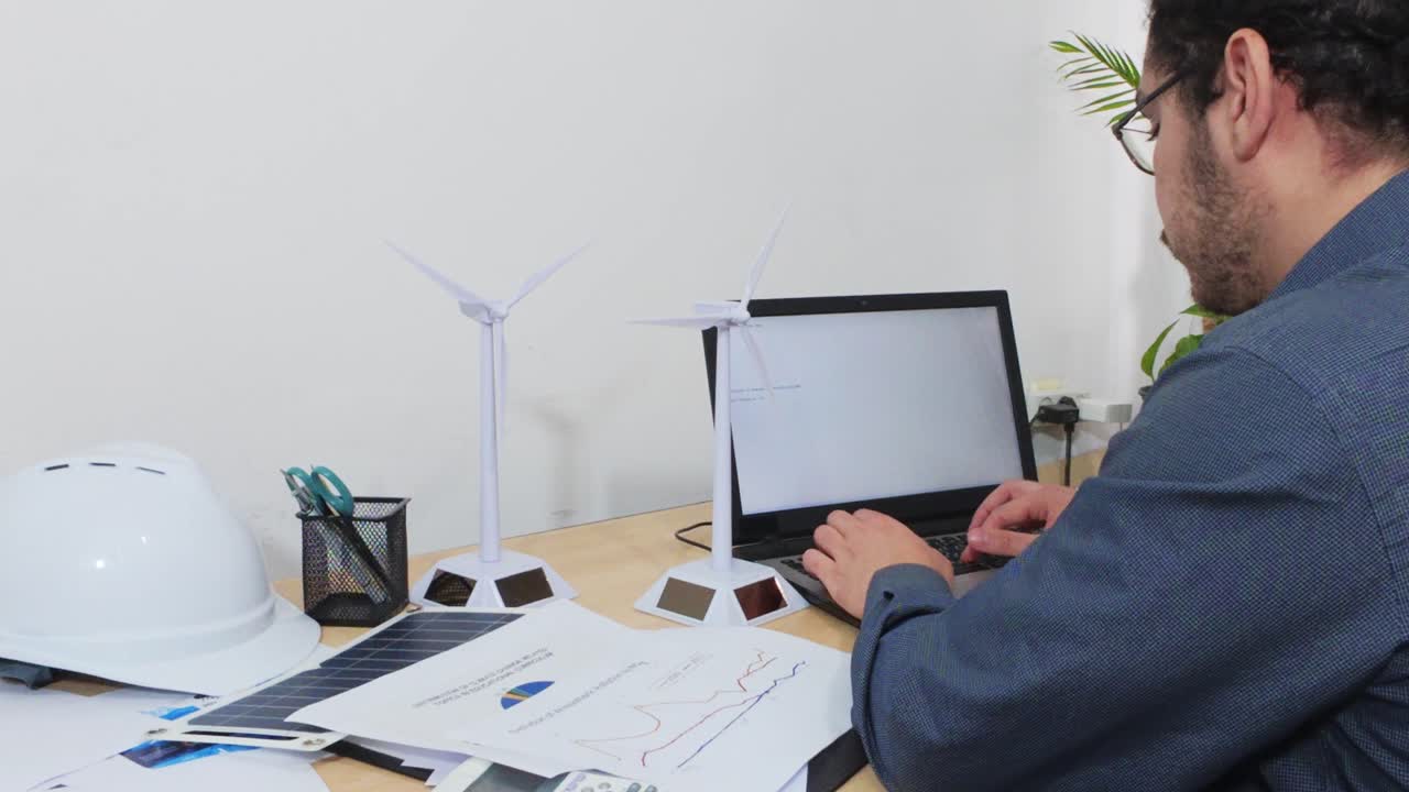 Programador programando en un portátil para una aplicación de tecnología verde