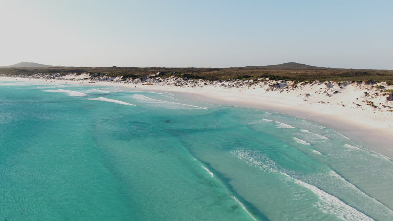 Onde turchesi dell'oceano che si infrangono sulla spiaggia di Wharton Bay
